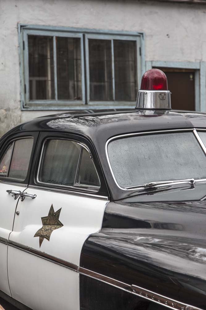 vanha amerikkalainen poliisiauto koplin linjat
