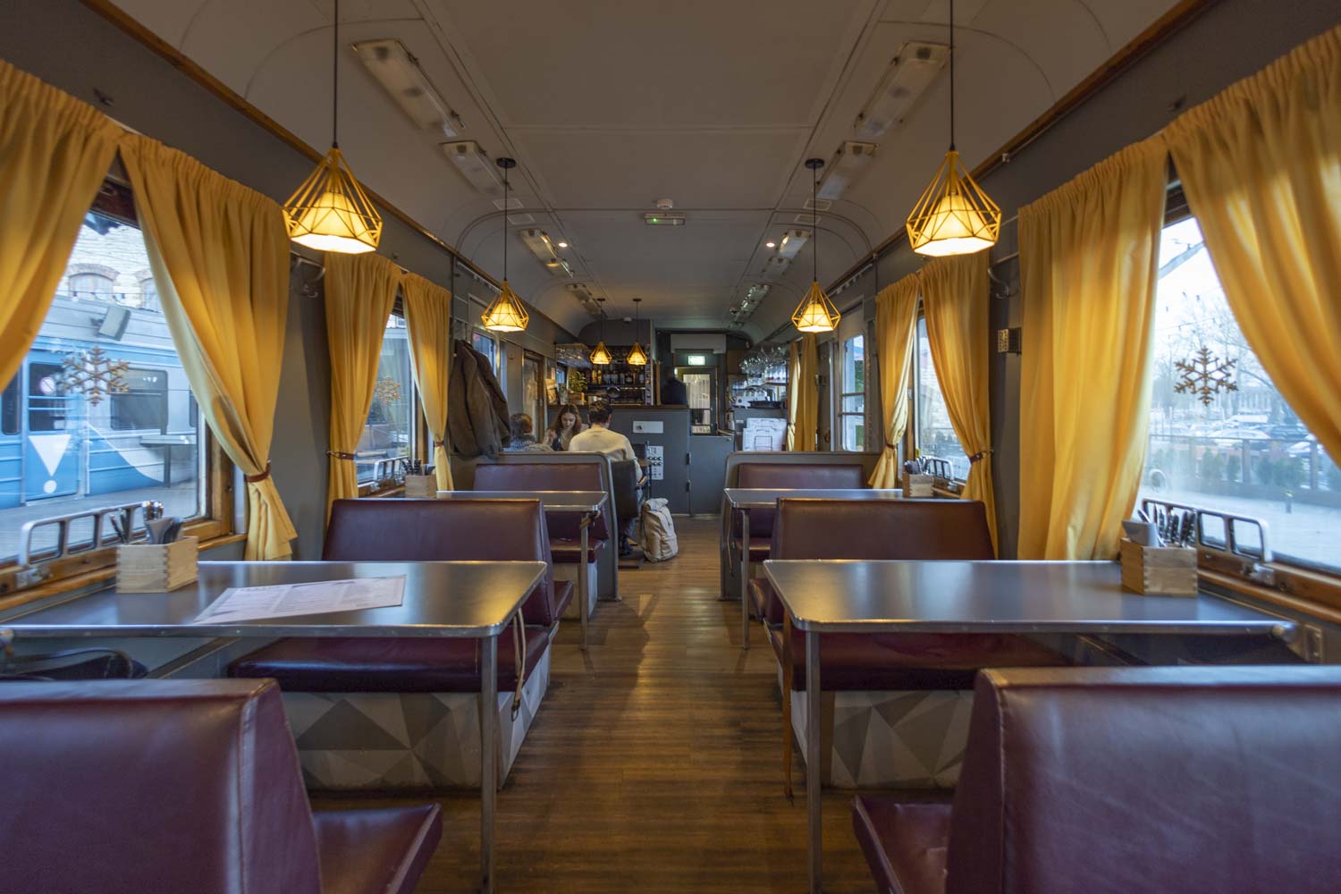 Peatus ravintola junanvaunussa Tallinnan Telliskivessä.