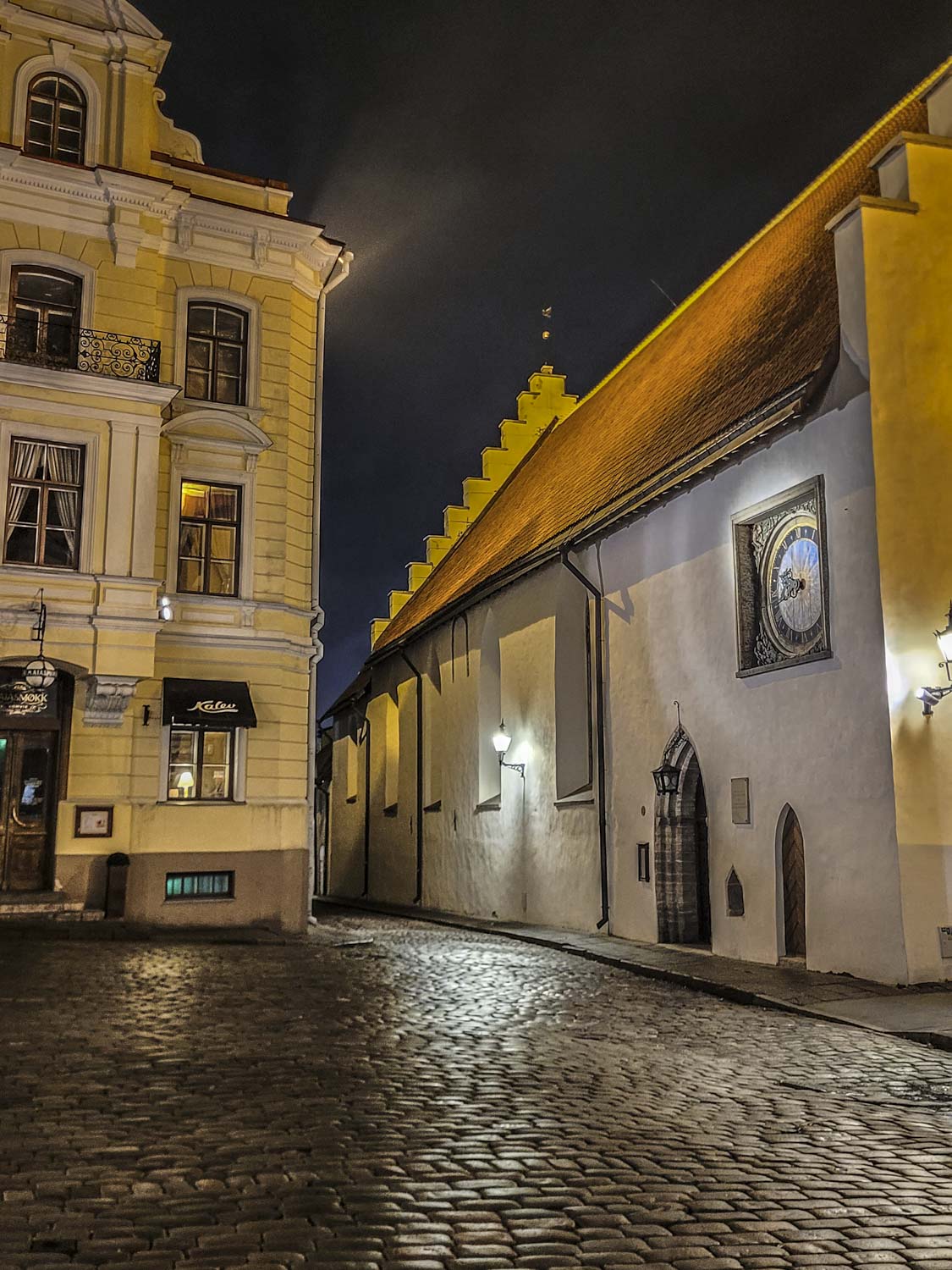 Matala sesonki Tallinnassa on kaunista ja tunnelmallista. Tämä on Pühavaimun kirkko ja Maiasmokk-kahvila